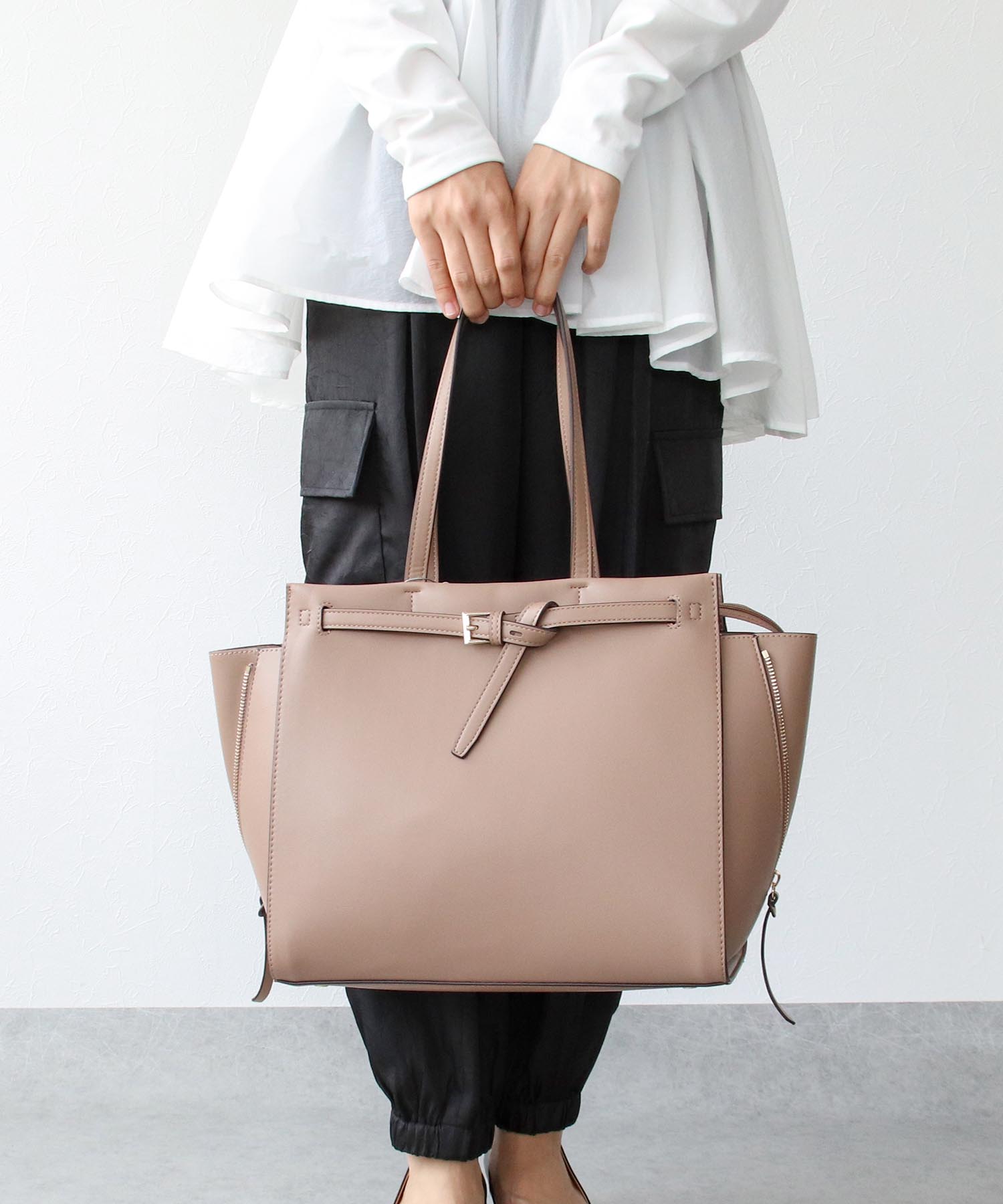 ベルトディテールサイドジップＡ４トートBAG | AND ON JIONE STORE