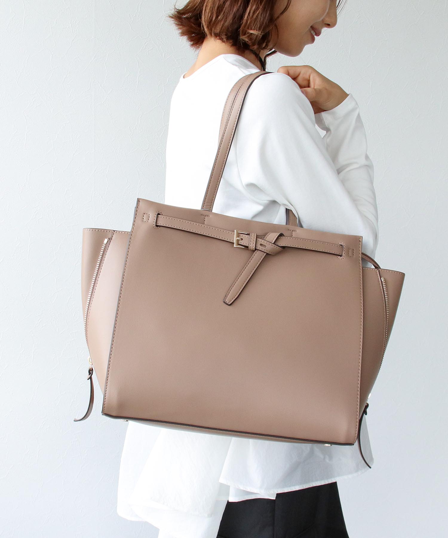 ベルトディテールサイドジップＡ４トートBAG | AND ON JIONE STORE