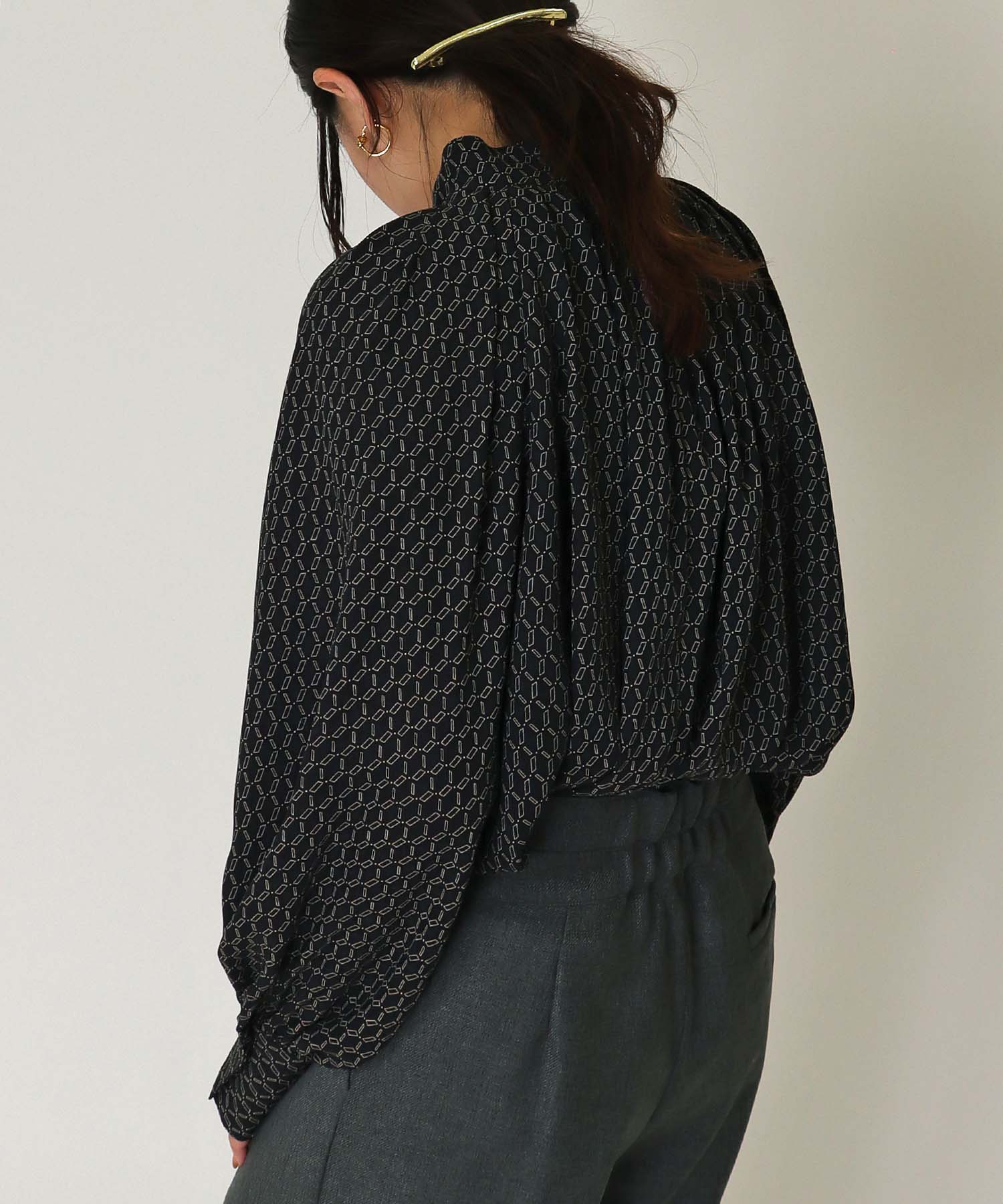 B7＞stand shortlength blouse | AND ON JIONE STORE（アンドオン