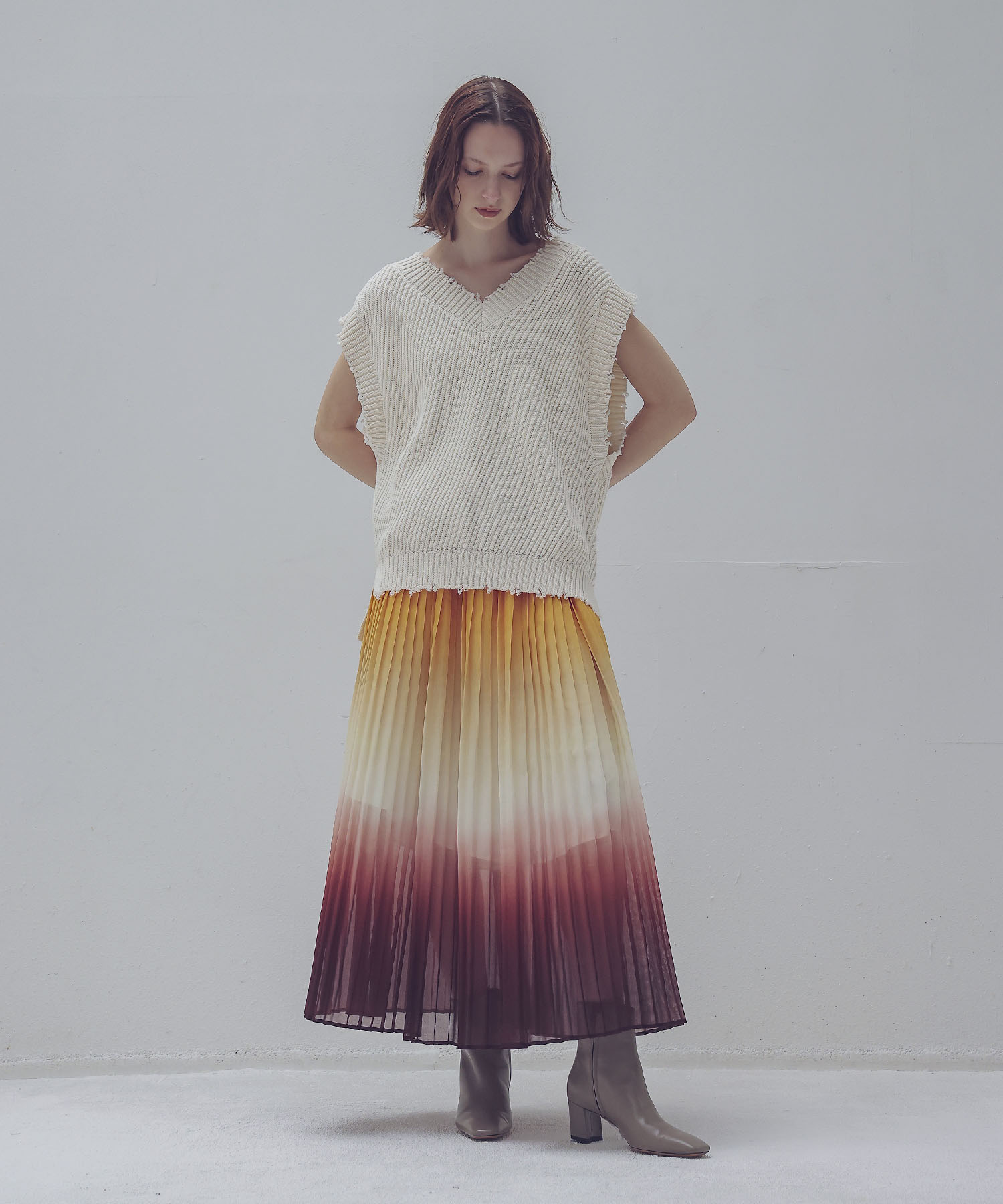 STUMBLY＞Pleated Maxi Flare Skirt | AND ON JIONE STORE（アンドオン）ジオン商事公式オンラインストア