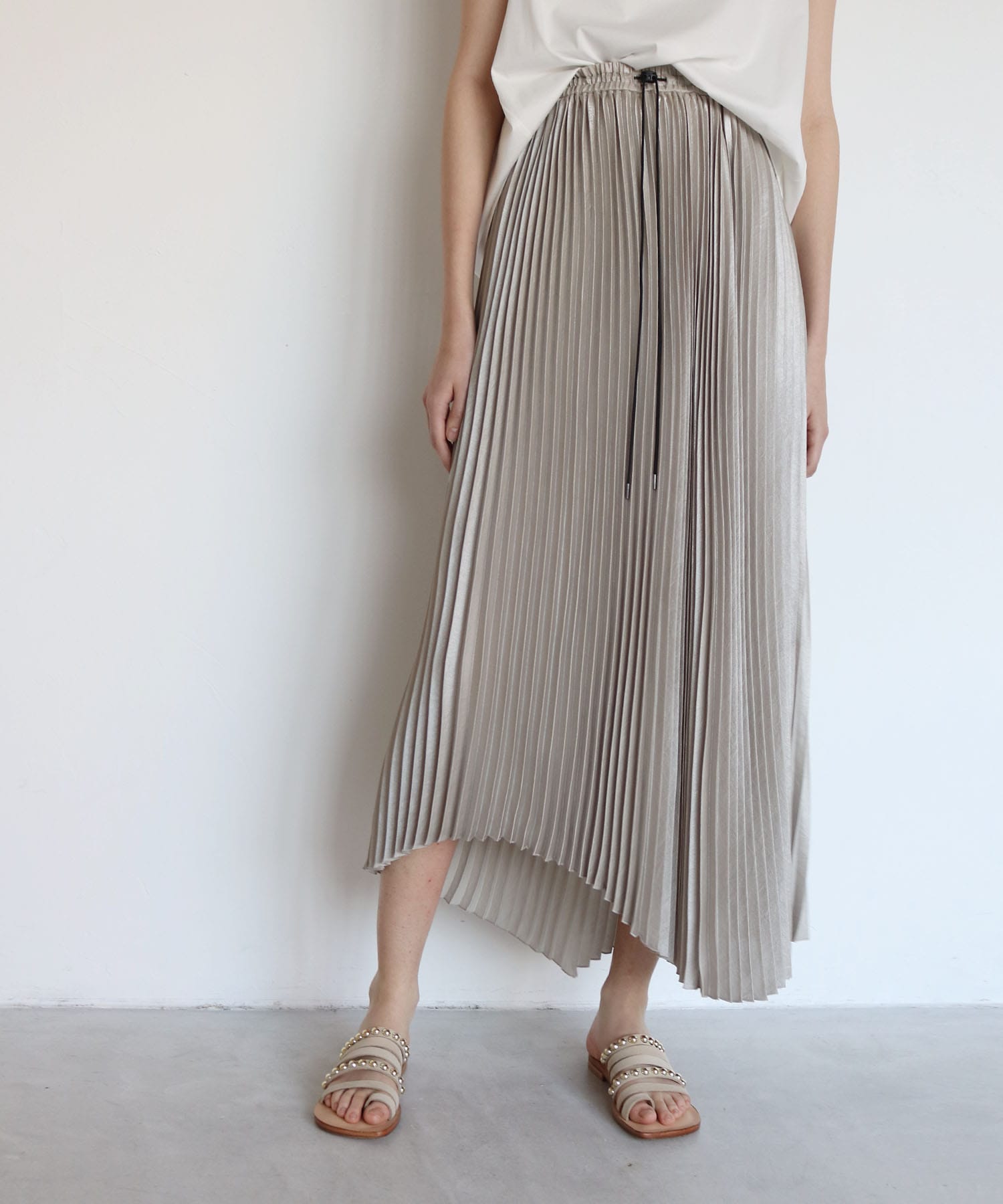 shiny asymmetric pleats skirt | AND ON JIONE STORE（アンドオン