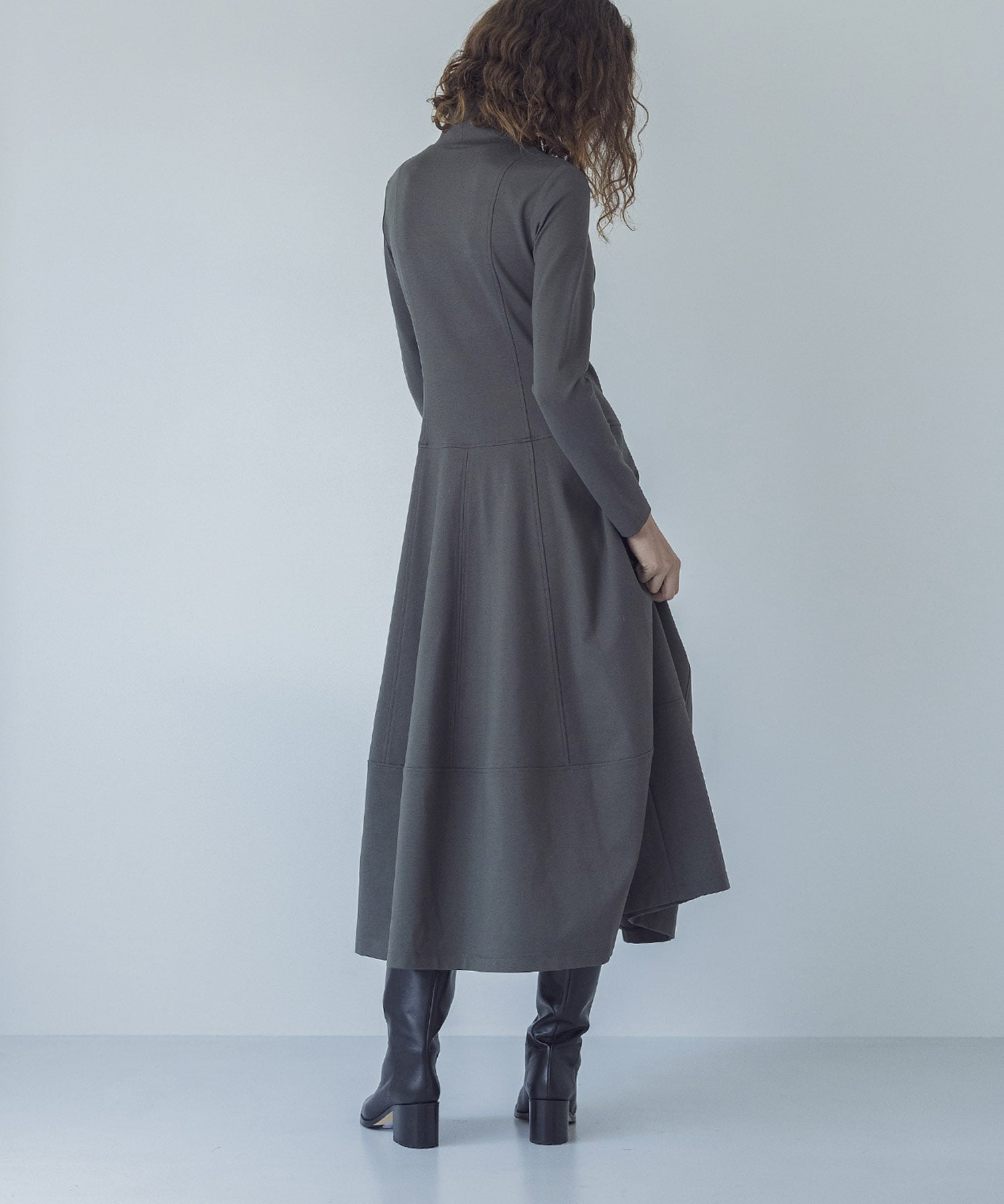 punch high neck panel line dress | AND ON JIONE STORE（アンドオン 