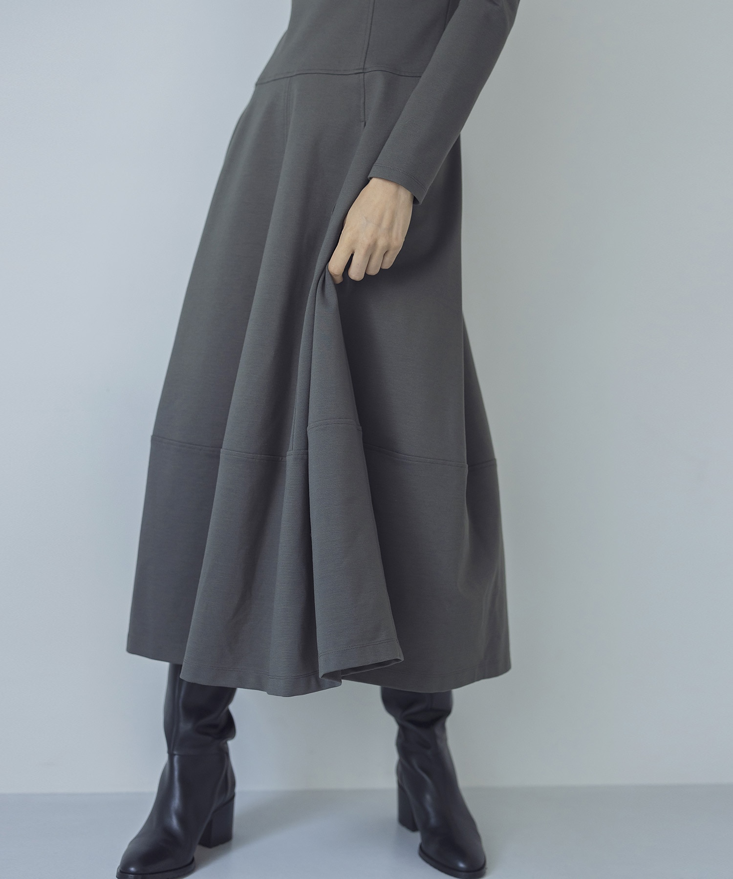 punch high neck panel line dress | AND ON JIONE STORE（アンドオン