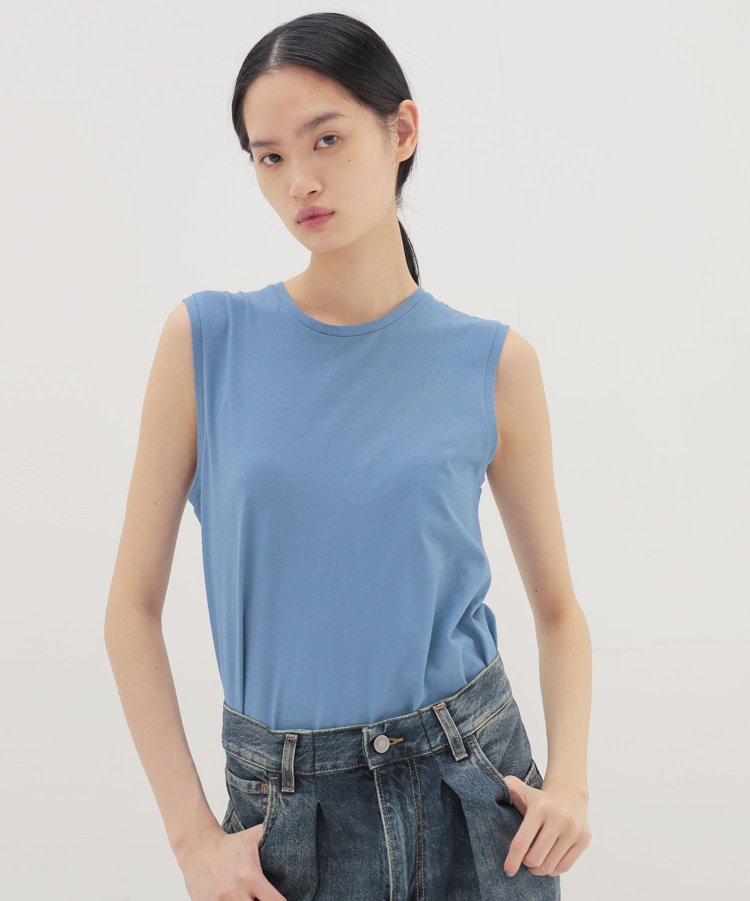 color sleeveless tee