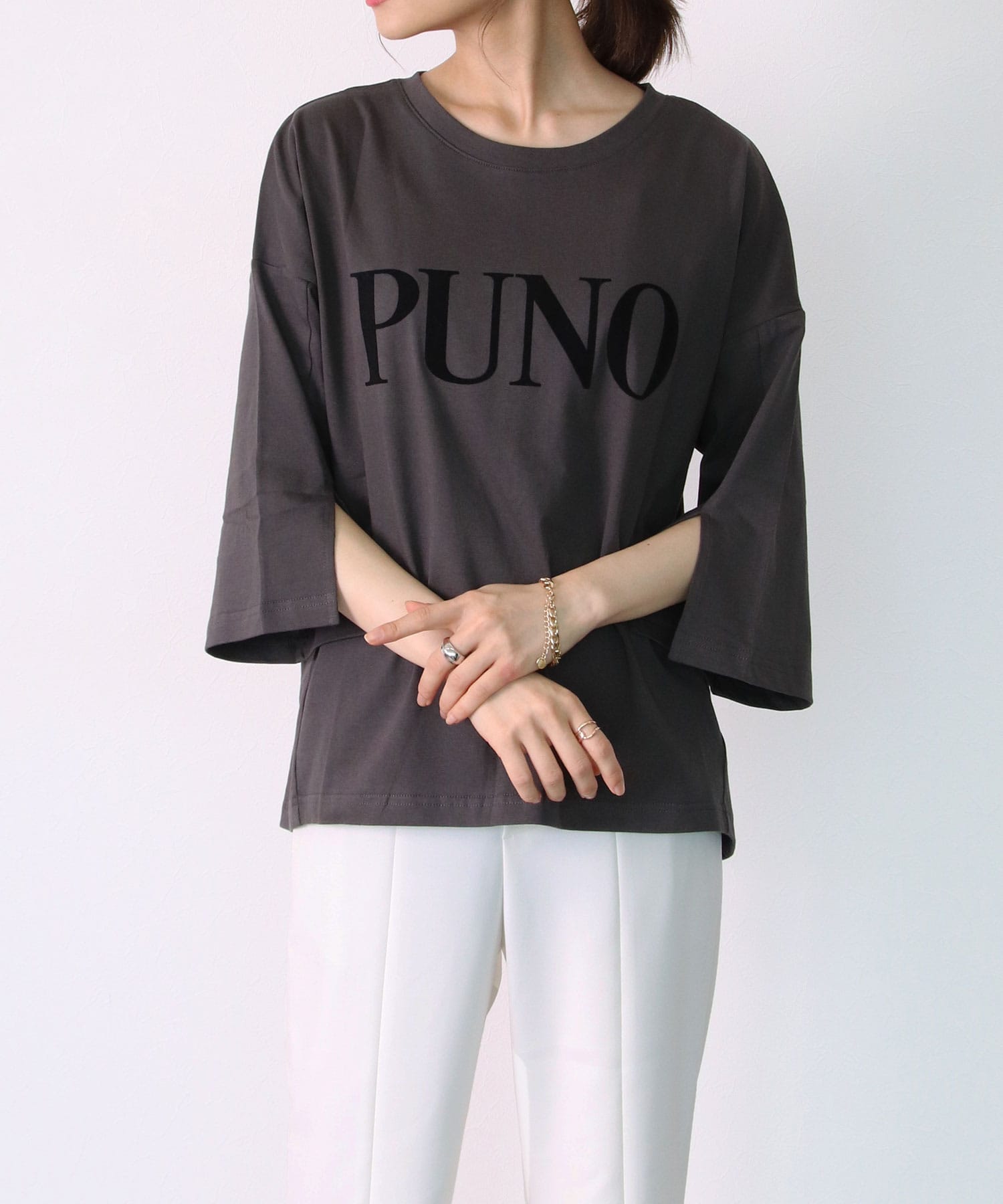 PUNOベロアロゴ袖スリットTシャツ | AND ON JIONE STORE（アンドオン